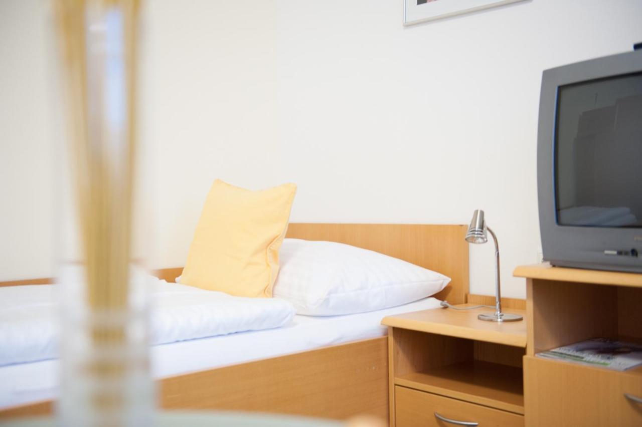 Stadtoase Kolping Hotel Линц Стая снимка