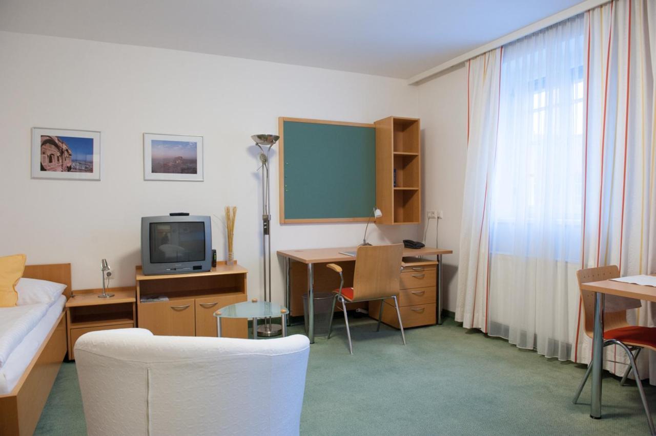 Stadtoase Kolping Hotel Линц Стая снимка